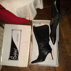 Bijou! Woman Size 7 1/2w Boots.